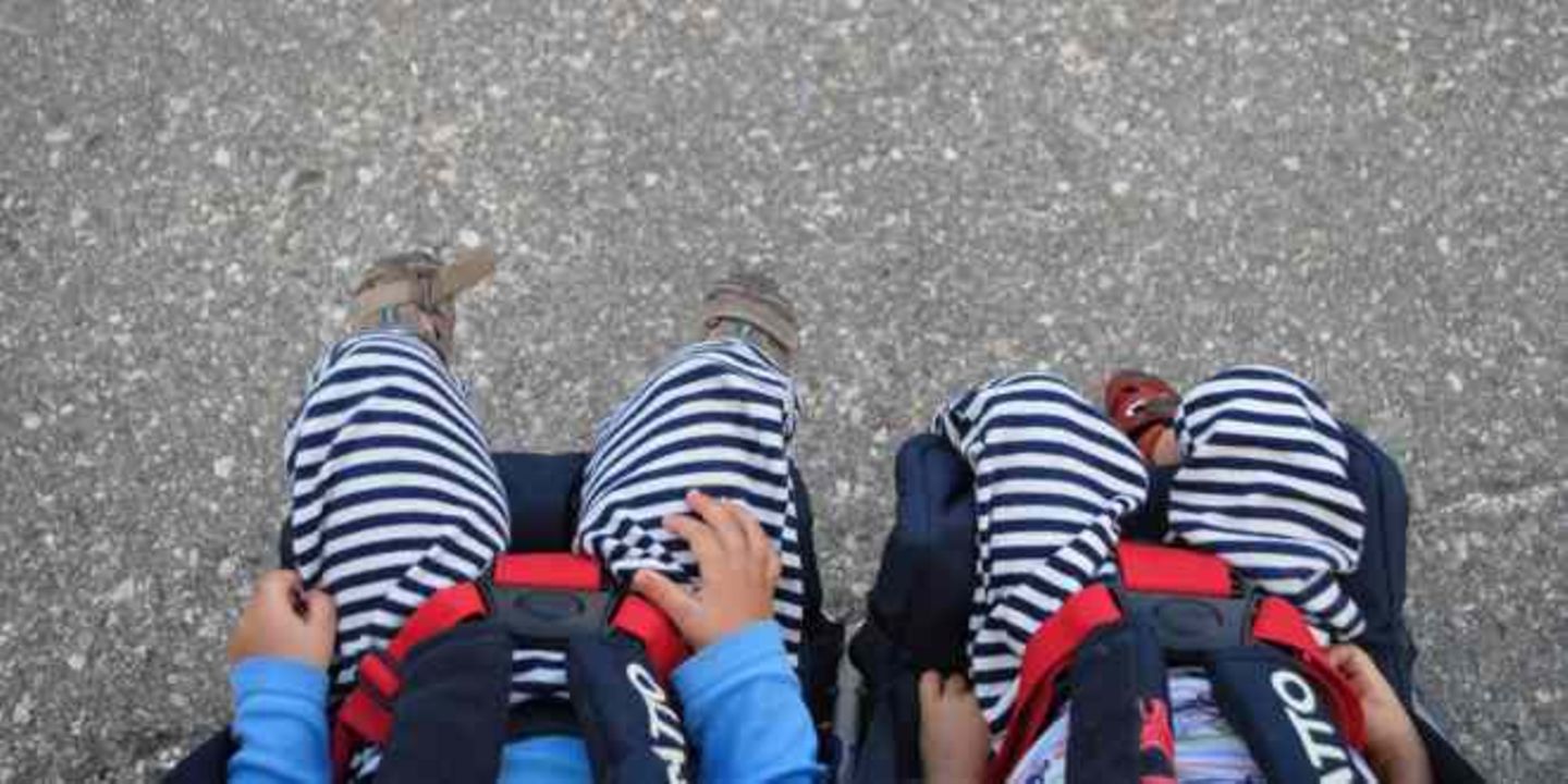 Einer schreit immer – die Wahrheit über das Leben mit Zwillingen: Die Sache mit dem Kinderwagen: Zweifach ist gar nicht so einfach… Einer schreit immer – die Wahrheit über das Leben mit Zwillingen: Die Sache mit dem Kinderwagen: Zweifach ist gar nicht so einfach…