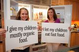 ""Making different choices & raising healthy children" - das ist genau die Botschaft, die wir mit diesen tollen Fotos von Jean (I View Photography) vermitteln wollen.   Wir haben uns genau die Statements ausgesucht, die von den Medien genutzt werden, um die Mütter gegeneinander aufzubringen - aber mit einem Gefühl der Schwesternschaft.   'Du triffst die besten Entscheidungen für dich und ich treffe die besten Entscheidungen für mich. Und auch wenn sie sich unterscheiden, sollten wir uns für die Liebe entscheiden - und nicht für die Kritik.'   Könnt Ihr Euch vorstellen, wie schön die Welt doch wäre, würden alle diese mitfühlende Einstellung annehmen?"