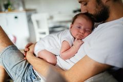 Ein echter Fläschchen-Vorteil für alle Beteiligten: Wenn das Kind nachts schreit und Hunger hat, kann endlich auch dein Partner aufstehen. Das Füttern sorgt nicht dabei nur für eine stärkere Bindung zwischen den beiden, sondern beschert dir wesentlich besseren Schlaf. Und das ist doch eine echte Win-Win-Situation, oder?