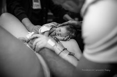 5.53 Uhr: Das kleine Mädchen liegt auf dem Bauch seiner Mutter. Von hier aus wird es zur Brust krabbeln.