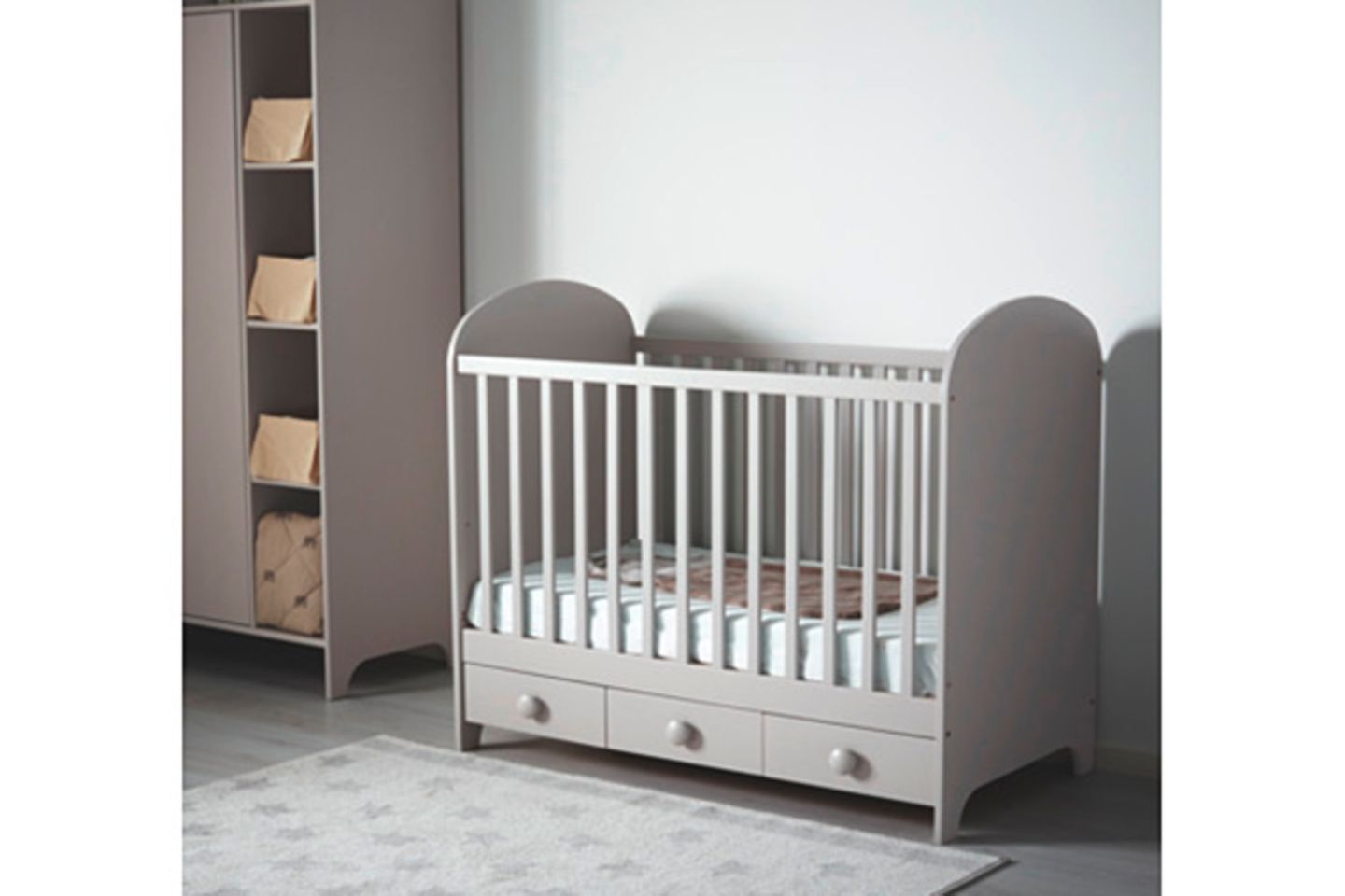 Dieses hübsche Babybett in grau von Ikea hat praktische Schubladen in denen Bettbezüge, Schmusetücher & Co. verstaut werden können. Wie üblich kann der Bettboden in zwei Höhen montiert werden. Bei Bedarf kann eine Gitterseite abmontiert werden, damit Dein Kind alleine aufstehen kann.