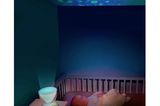 Mit dem Nachtlicht von Babymoov kannst Du Deinem Baby einen Sternenhimmel an die Decke zaubern. Zusätzlich kann eine ausgewählte Einschlafmelodie abgespielt werden, die sich nach 15 Minuten automatisch abstellt.