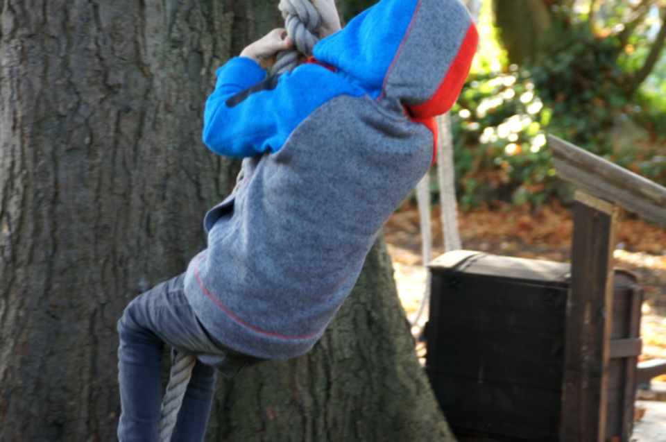 Klettern ist gut für die Muskeln - und welches Kind liebt es nicht, immer höhere Bäume zu erklimmen?