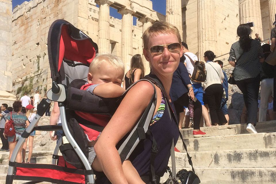 Mami bloggt: Akropolis mit Kind auf dem Rücken