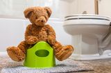 Kinderfotos im Internet: Teddybär sitzt auf einem Töpfchen
