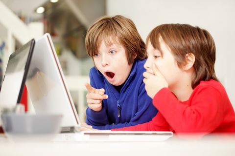 Kinderfotos in sozialen Medien: 8 Motive, die auf keinen Fall ins Internet gehören!