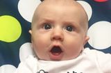 Wie ein Großer!: Unglaublich witzig - dieses Baby ist Meister der Mimik!