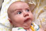 Wie ein Großer!: Unglaublich witzig - dieses Baby ist Meister der Mimik!