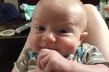 Wie ein Großer!: Unglaublich witzig - dieses Baby ist Meister der Mimik!