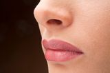 Durch die hormonelle Umstellung während der Schwangerschaft verändert sich Dein Geruchssinn. Deine Super-Nase nimmt Gerüche nun viel intensiver wahr. Da viele schwangere Frauen sensibel auf den Geruch von Zigaretten, rohem Fleisch oder Alkohol reagieren, geht man davon aus, dass die Super-Nase ein Schutzmechanismus für das ungeborene Kind ist. Die genaue Ursache für den geschärften Geruchssinn ist aber noch ein Geheimnis der Natur.