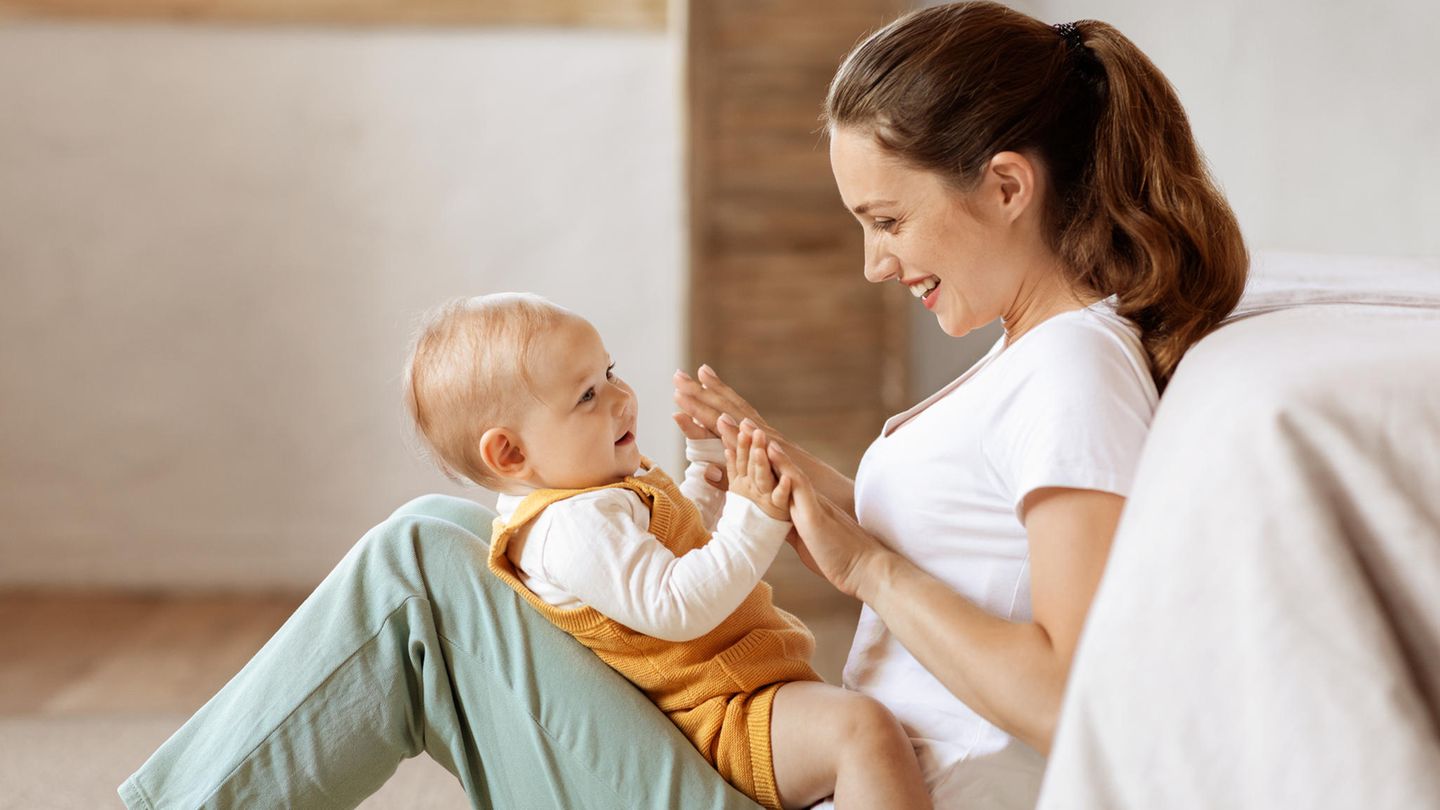 Spielideen für Neugeborene So kannst du dich mit deinem 03 Monate alten Baby beschäftigen