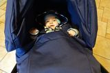 Schön gemütlich hatte es der kleine Ben im GO BIG. Die verstellbare Rückenlehne und die variable Fußstütze können je nach Bedarf angepasst werden – an müde oder hellwache, kleine oder große Kinder bis 17 Kilo. Los geht es zum Einkaufen!