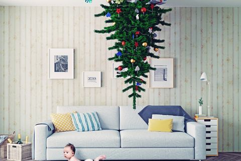 Krabbelndes Kind und Weihnachtsbaum an der Decke