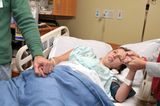 Schwangere liegt im Klinikbett