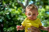 Beschäftigungsideen für dein Baby: Baby schaut sich Seifenblasen an