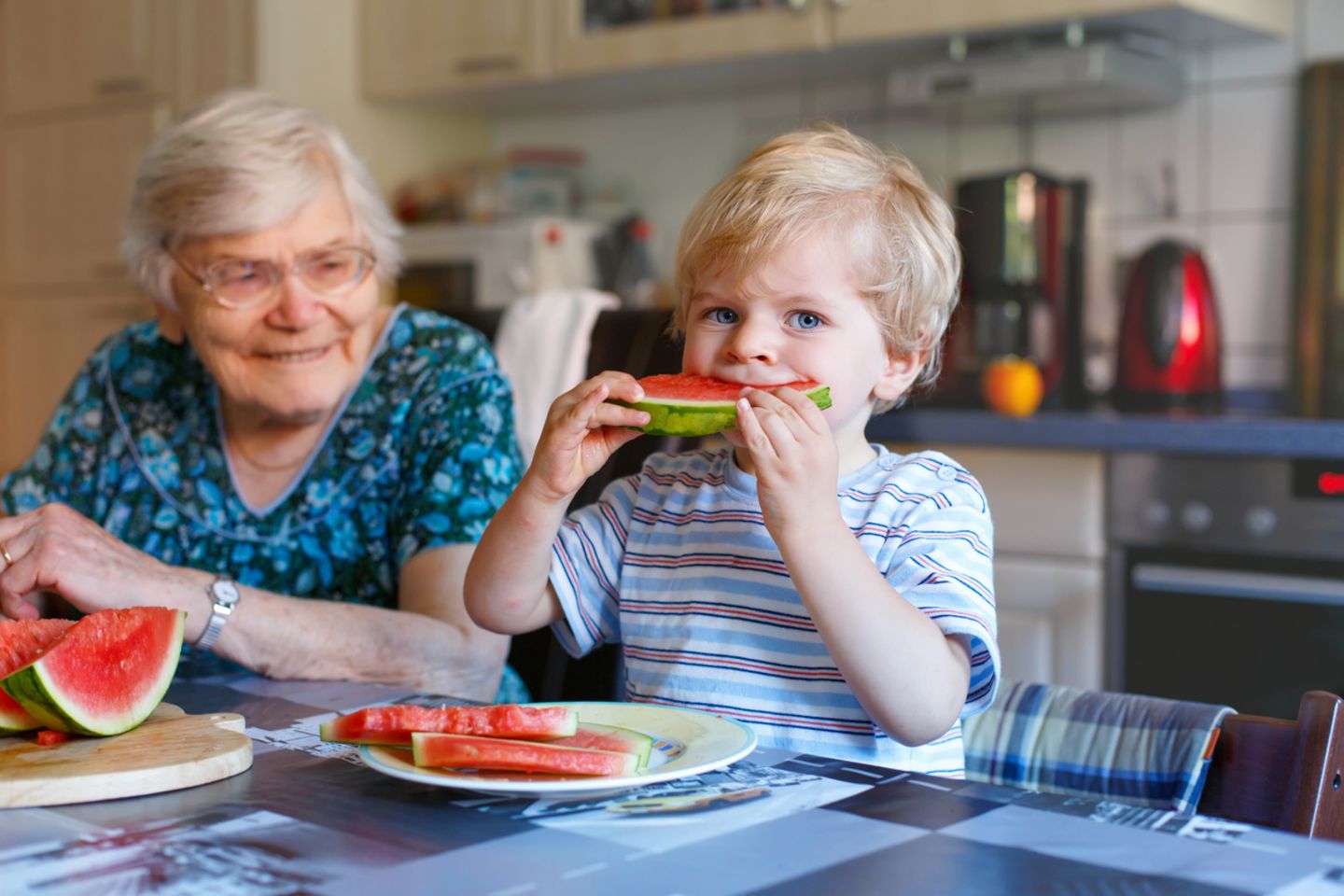 Laut Studie: Großeltern, die sich um ihre Enkel kümmern, leben länger