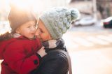 Mutter und Kind mit Mützen