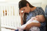 Nachdem all die rosa-benebelten Schwangerschaftshormone verflogen sind, macht sich in einer jungen Mutter oft so etwas wie Baby Blues breit .   Kommt dann noch der Schlafmangel und ein ewig schreiendes Baby dazu, ist das Gefühlstief geradezu normal.   Und wer erschöpft und irgendwie traurig ist, darf das verdammt noch mal auch sein! Selbst mit dem süßestens Neugeborenen auf dem Arm. Unzumutbar, sich zum Strahlen zu zwingen, wenn mal heulen möchte.   Wer auf seelische Tiefs gefasst ist, fällt nicht so tief. Ehrlich. Deshalb ruhig drüber reden, eigene Erfahrungen ehrlich schildern. Und auch hier: Mut machen, Hilfe anzunehmen.   Und noch eins: Selbst Mutterliebe ist anfangs oft wie ein neugeborener Säugling: Sie muss sich erst entwickeln.   Und wachsen.