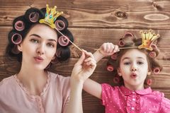 Frau und Kind mit Lockenwicklern