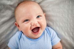 Kleiner Babyjunge lacht fröhlich
