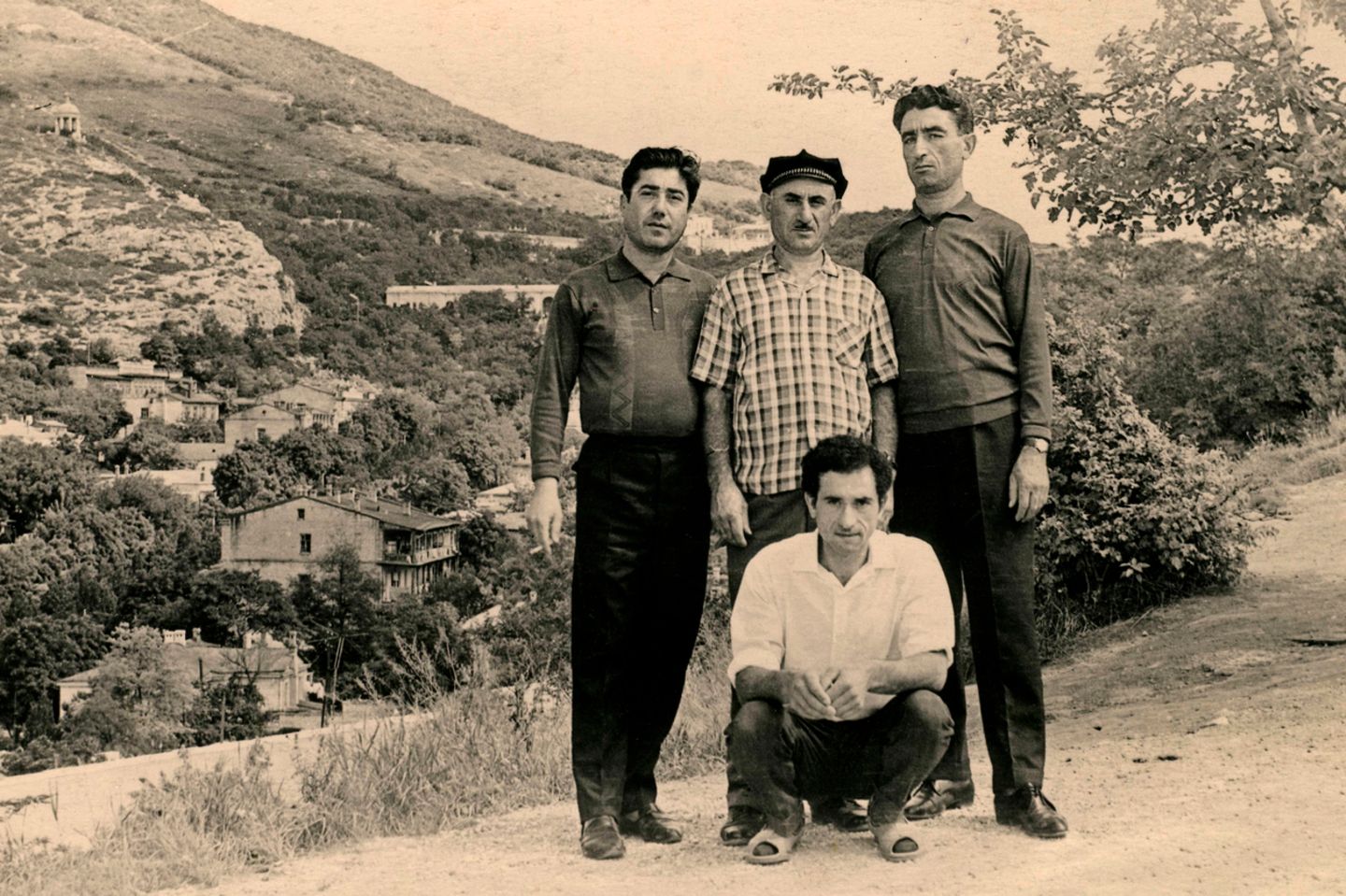 Altes Foto mit vier erwachsenen Brüdern