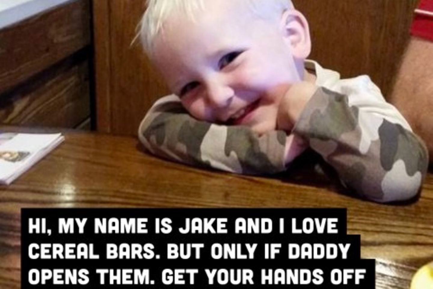 Hi, ich heiße Jake und liebe Müsliriegel. Aber nur, wenn Papa sie öffnet. Hände weg von meinem Müsliriegel, Mama!!!