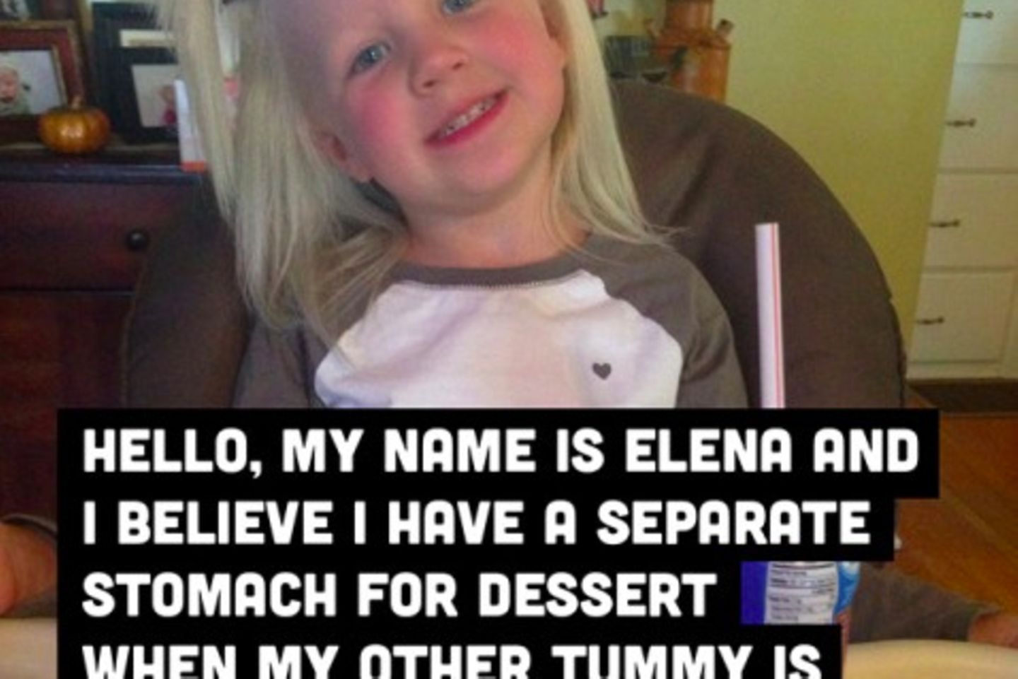Hallo, ich heiße Elena und ich glaube, ich habe einen Extra-Magen für Nachtisch, für den Fall, dass in meinen anderen Bauch kein Abendbrot mehr reinpasst.