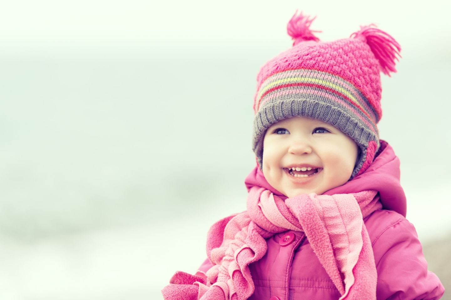 Das Kind richtig warm einzumummeln ist natürlich wichtig, wenn es Minusgrade hat. Wenn Kleinkinder allerdings schon laufen und toben können, kann es ihnen schon mal zu warm werden. Ebenso, wenn die Sonne rauskommt. Dann ist es gut, wenn das Kind mehrere Lagen übereinander trägt, von denen es eine oder zwei ausziehen kann.   Hier gibt es Tipps, wie du dein Baby im Winter warm einpackst. 