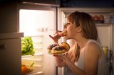 Natürlich achtest Du gerade jetzt auf Deine, halt, EURE Ernährung , stimmt's? Gut so.   Schließlich ist eine ausreichende Versorgung mit Vitaminen und Mineralien für die gesunde Entwicklung Deines Babys enorm wichtig.   Aber mal ehrlich, dass Du NUR gesund und ausgewogen isst, glaubst Du doch selber nicht, oder?   Willst Du die Schoki hier, den schnellen Burger da oder die Heißhunger-Chips vor dem Fernseher einfach so verleugnen?   Ja?   Musst Du aber gar nicht!      Es ist kein Hochverrat an Deinem Körper, auch wenn Du Dich vielleicht so fühlst.   Und so lange alles in Maßen, nicht in Massen, passiert - wo ist das Problem?      Absoluter Verzicht verursacht nicht nur akute Miesepeter-Stimmung & öffentliche Zickigkeits-Anfälle, sie schlägt sich auch auf Dein Ungeborenes nieder - und solche Einflüsse müssen wirklich nicht sein, oder?   Also hab kein schlechtes Gewissen, solltest Du nach dem Mittagessen mit Schokopuddingresten um den Mund auf der Couch einschlafen (da haben wir sie wieder, die Müdigkeit).   Gönn Dir ruhig ab und zu etwas und genieße es mit allen Sinnen!   Das tut Euch beiden gut. :)