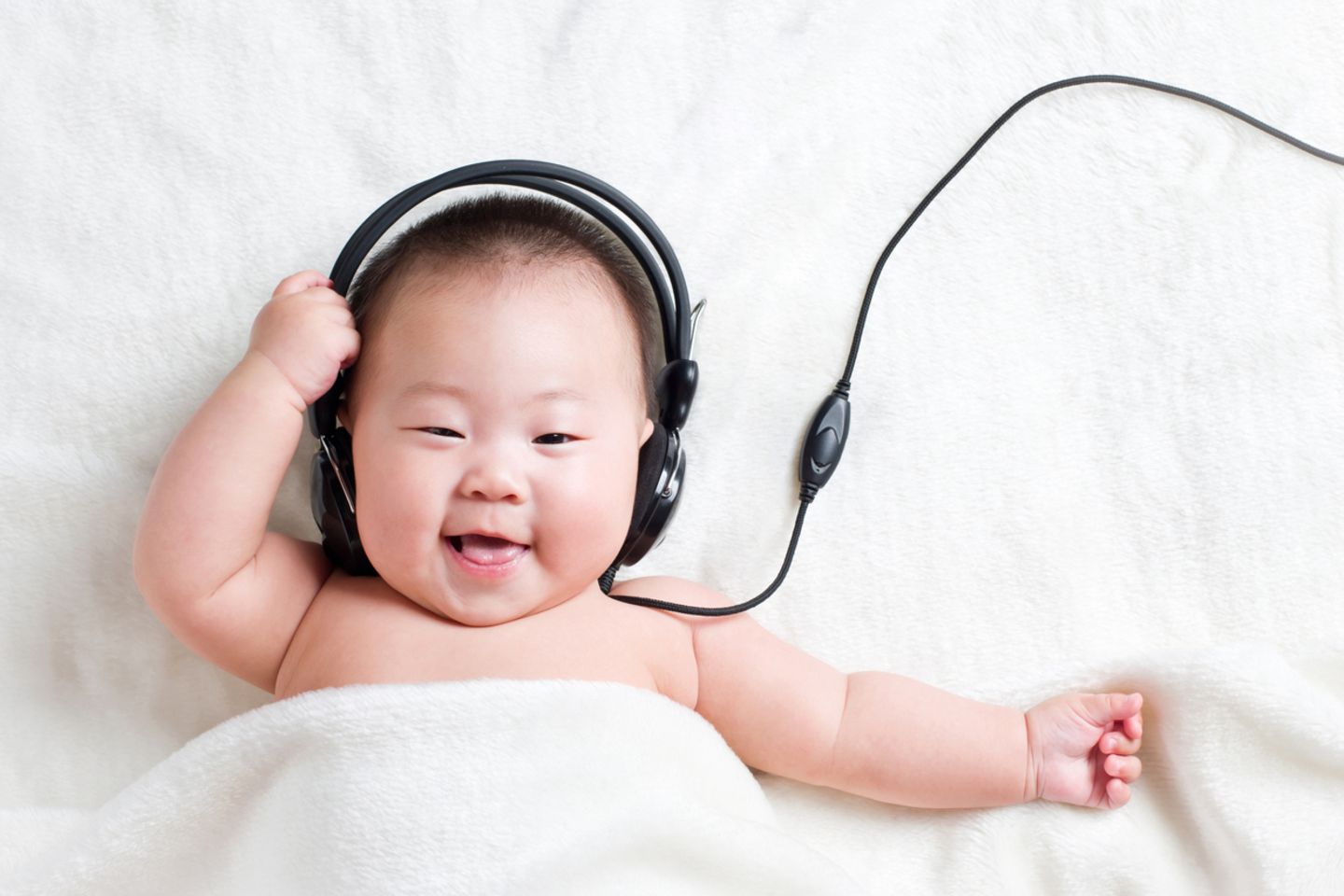 Lachendes Baby mit Kopfhörer