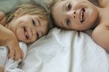 Kleine Kinder haben eine ganz andere Körperwahrnehmung als wir und meist auch keinen Bezug zu Äußerlichkeiten wie "zu dick, zu dünn, zu hässlich" - und das ist auch verdammt gut so!   Sie lieben ihren Körper so wie er ist, immerhin können sie mit ihm toben, spielen, rennen, springen und die tollsten Sachen anstellen.   Da kann man sich doch einfach nur wohlfühlen, oder?      Nur schade, dass wir Erwachsenen das bei uns selbst oft ganz anders sehen. Hier ist eine Speckrolle zu viel, da ist die Haut nicht dellenfrei, die Haare liegen nie und von den Falten fangen wir lieber gar nicht erst an!   Aber: Dich selbst nicht nur zu akzeptieren, sondern auch zu lieben, kannst Du lernen. Fang bei Deiner Ernährung an, sie ist der Schlüssel zu allem anderen. Nimm nur zu Dir, was Dir wirklich gut tut, achte auf ausreichend Flüssigkeit und vermeide alles was so verarbeitet ist, das Deine Großmutter es nicht als Lebensmittel anerkennen würde!   Auch Deine Garderobe spielt eine entscheidende Rolle und beeinflusst Dein Körpergefühl ungemein. Zu eng, zu schlabberig, zu alt? Raus damit und ab in die Altkleidersammlung! Lass Dich professionell beraten - Du wirst erstaunt sein, welche Schokoladenseiten Du eigentlich hast und wie Du sie perfekt betonen kannst.      Ein neues, besseres Körpergefühl ist auch ein bisschen wie ein neues Leben.   Also nimm es Dir!   :)