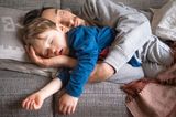 Auch wenn Dein Kind täglich quengelt und protestiert, weil es ihn nicht machen will - Du weißt genau, wie wichtig ein Mittagsschlaf ist!   Und eben aus diesem Grund solltest Du auch ruhig öfter mal einen machen.   Ja, Du hast richtig gelesen - mach Mittagsschlaf!      Kuschel Dich mit Deinem Zwerg ins Bett oder auf die Couch, gönnt Euch Ruhe und ladet Eure Energiespeicher wieder auf.   Ein kurzes Nickerchen (20-30 Minuten) kann Dir nämlich helfen, Deine Stimmung, Aufmerksamkeit und Leistungsfähigkeit wieder merklich zu verbessern.   Und davon profitierst nicht nur Du für den Rest des Tages, sondern auch Dein gesamtes Umfeld. ;)      Also wenn Du die Chance hast zu schlafen - nutze sie!   Wir wünschen süße Träume.