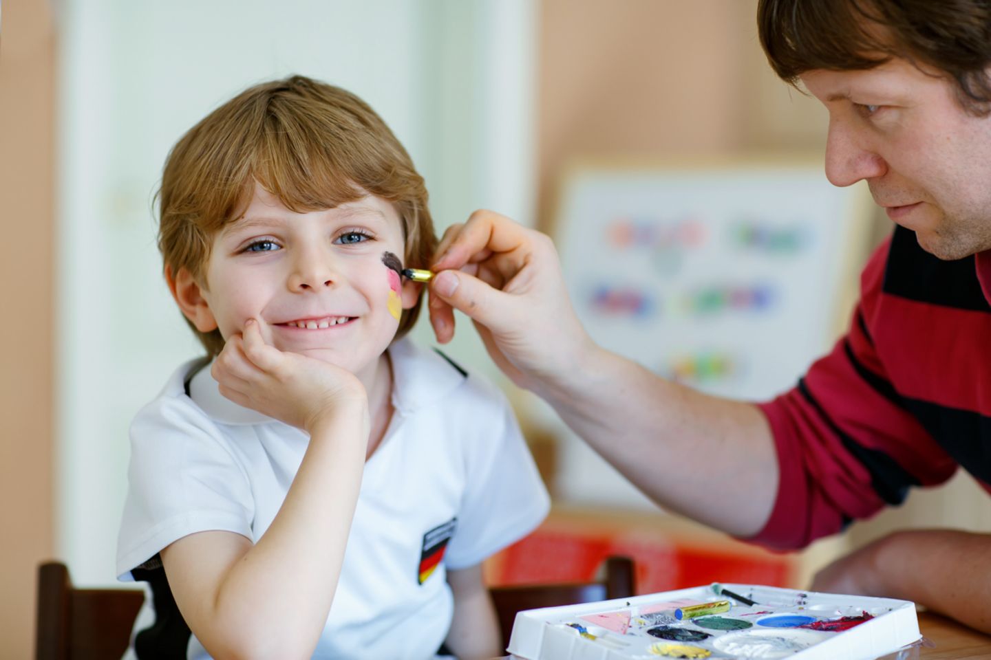 Onkel kennen immer irgendwen, der Dauerkarten hat. Das ist echt schwer zu toppen. Außerdem haben sie nix dagegen, einen während des ganzen Spiels auf der Schulter zu tragen.