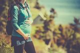 schwangere Frau beim Wandern