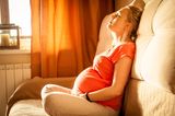 Entspannte schwangere Frau