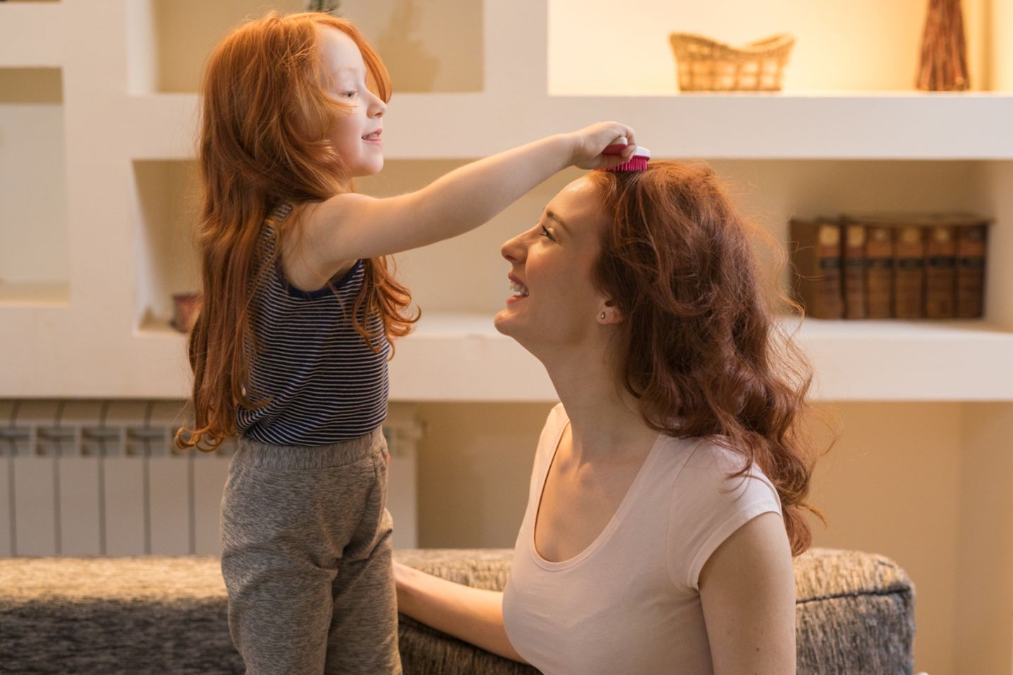 Ab dem Vorschulalter sind Haare, Spangen, Frisuren sehr interessant für Kinder. Vielleicht darf dein großes Kind dir die Haare frisieren, während du stillst?
