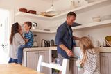 Familie zusammen in der Küche, Vater und Tochter spülen