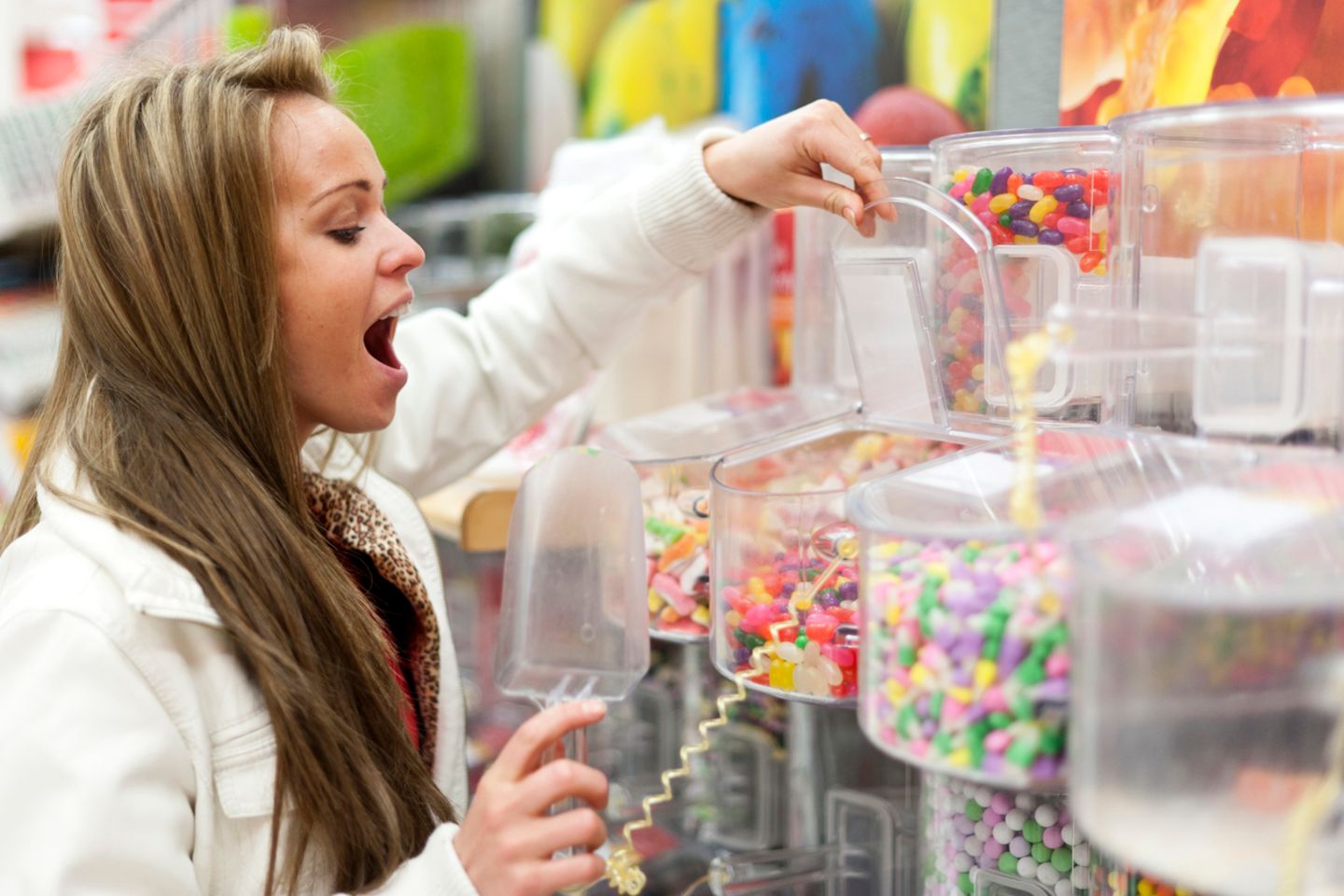 Fastenzeit: Frau öffnet einen Behälter mit Süßigkeiten