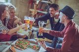 Fastenzeit: Gruppe von Erwachsenen prostet sich mit gefüllten Biergläsern zu