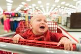 Baby schreiend im Einkaufswagen