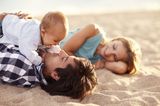 Familie mit Baby am Strand
