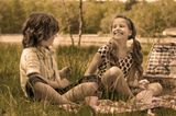 Kinder beim Picknicken
