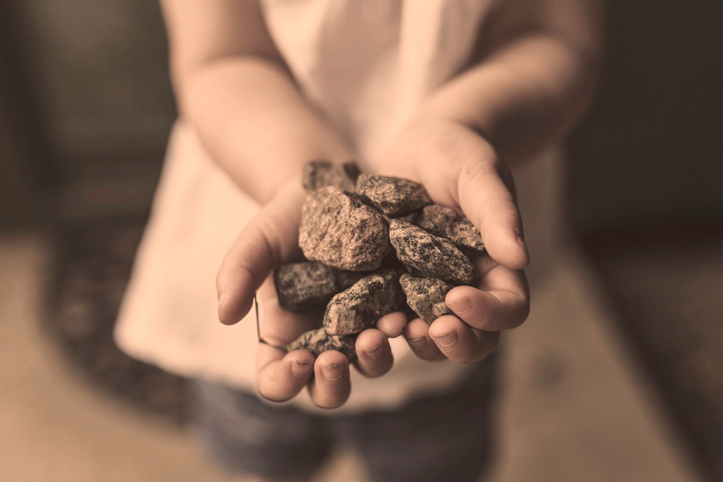 Steine in einer Kinderhand
