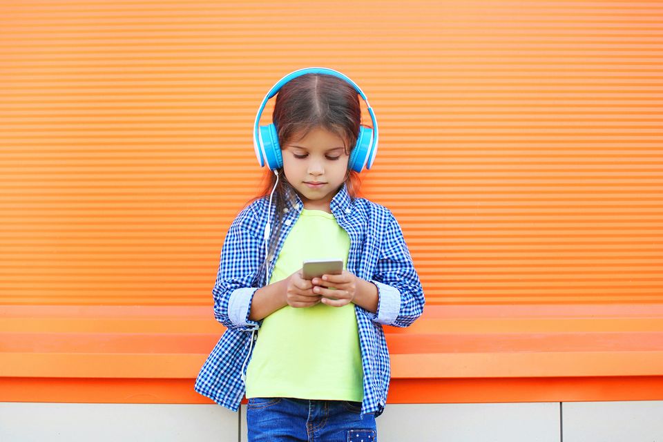 Mädchen spielt auf Handy Mädchen spielt auf Handy