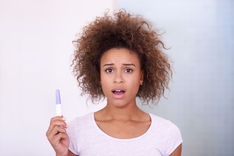 Frau mit Schwangerschaftstest