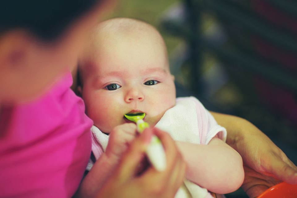 Was soll ich tun, wenn mein Baby den Brei immer wieder ausspuckt? Was soll ich tun, wenn mein Baby den Brei immer wieder ausspuckt?