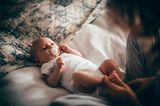 Schon verständlich, wenn Papa wieder arbeiten geht, braucht er auch einigermaßen Schlaf, um durch den Tag zu kommen. Da er vom Babyweinen und lauten Schmatzen beim Stillen immer wieder wach wird, zieht er lieber gleich aufs Sofa um. Für die Nacht bist Du dann zwar alleine zuständig, aber immerhin kannst Du Dich mit Baby dann richtig ausbreiten im Bett, das Licht anmachen, wenn nötig und brauchst nicht bei jedem Geräusch befürchten, dass Papa im Halbschlaf grummelt. Und seine Laune sollte am Morgen auch wesentlich besser sein.