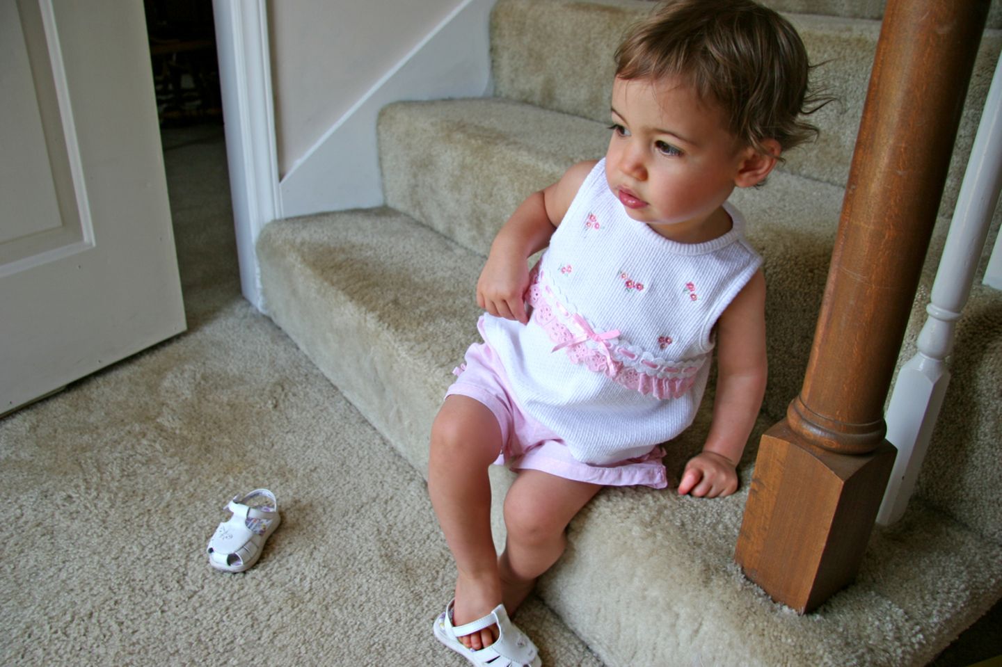 Kleines Mädchen sitzt auf Treppenstufe