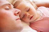 Papa mit Kind beim Schlafen