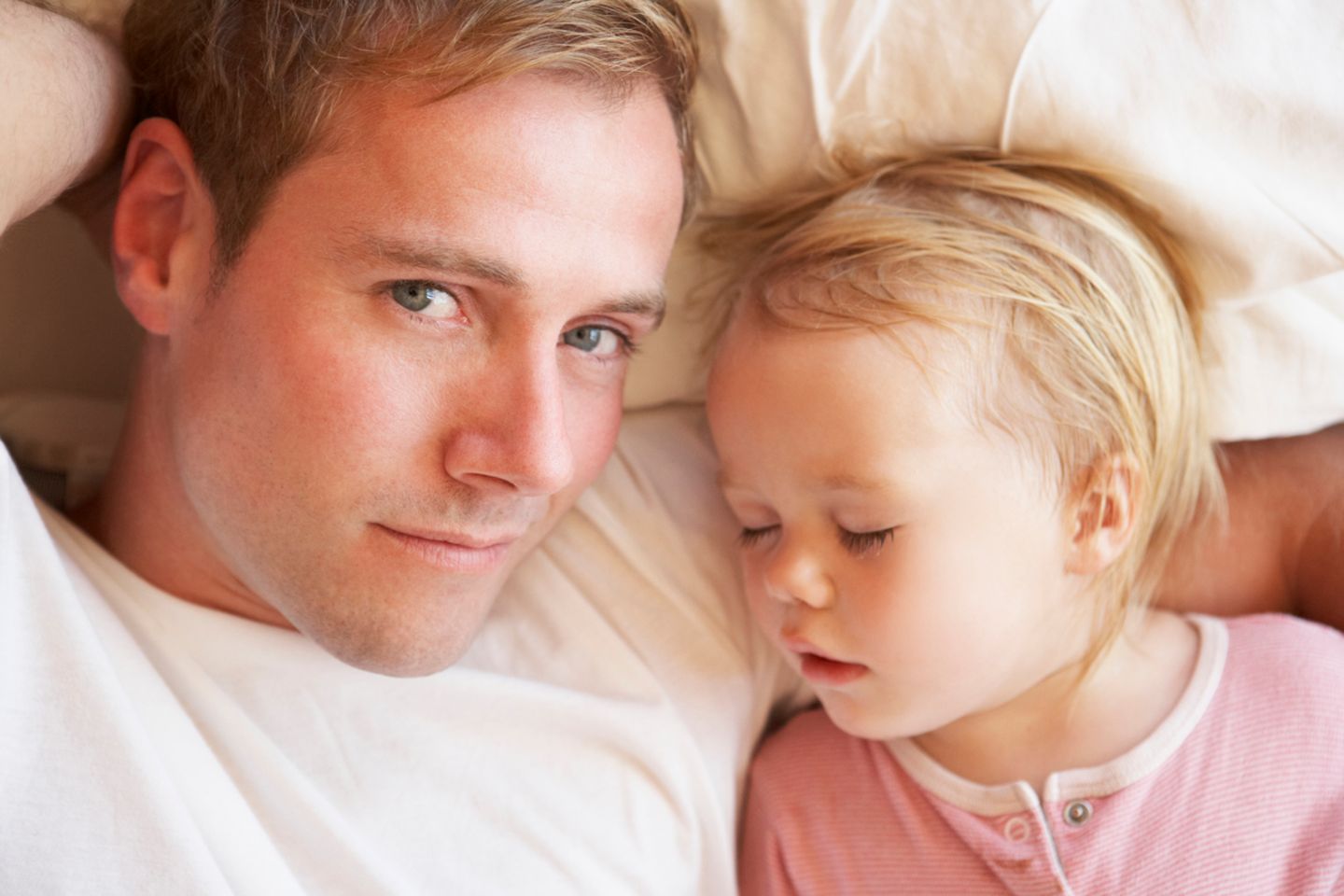 Vater bringt kleine Tochter zu Bett